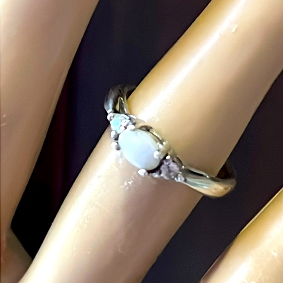 Vintage Avon sterling silver Opal and 2 CZ ring. s 7 - Picture 3 of 6
